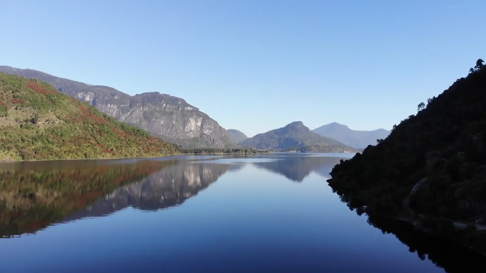 Vista aérea del Lago Ranco rodeado de cerros, a 25 minutos de Valle Ranco